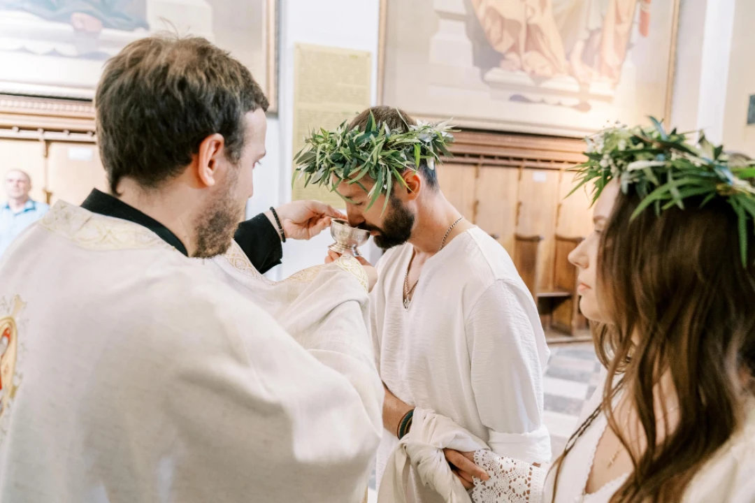 Pourquoi de plus en plus d’adultes choisissent de se faire baptiser en France ?