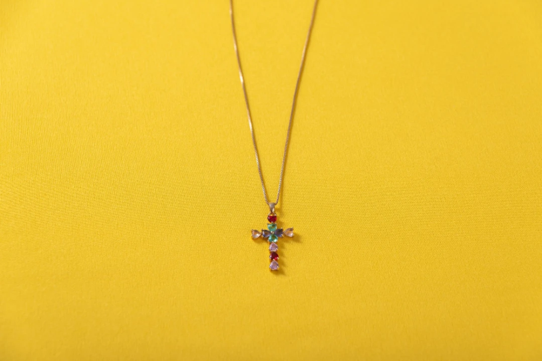 Croix en or jaune, pourquoi la lumière change tout